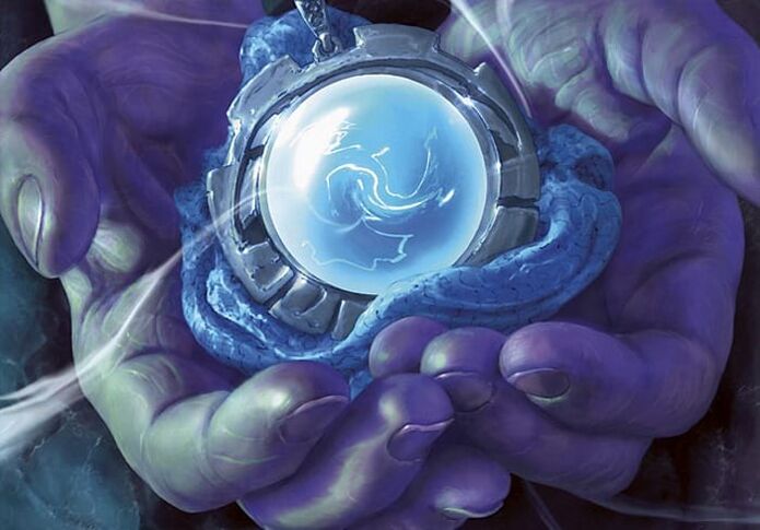 maagiline amulett käes ja seda laadimas